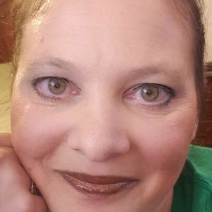 Meet your Posher, Leora